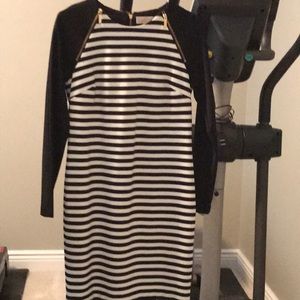 EUC MICHAEL KORS LINED BLACK/WHITE STRIPED LONG SLEEVE DRESS. ZIPPER ACCENTS SZ4